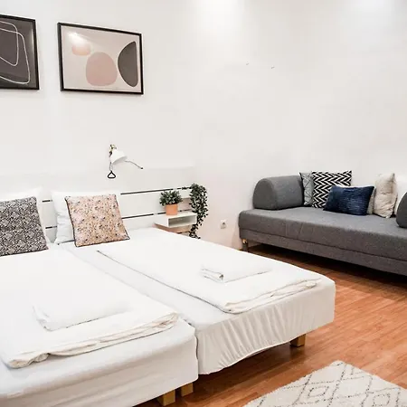 Stylish And Spacious ! Location Kazincy Netflix Апартаменты