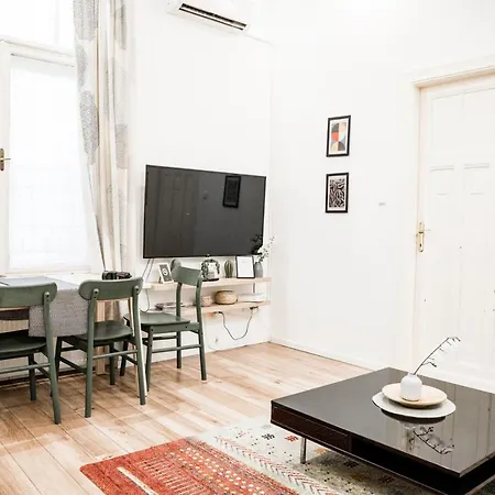 Stylish And Spacious ! Location Kazincy Netflix Будапешт